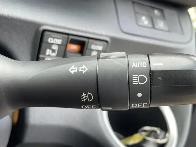 トヨタ シエンタ G クエロ 東京都 2017(平29)年 3.8万km ホワイトパールクリスタルシャイン ワンオーナー/トヨタセーフティセンスC /・プリクラッシュセーフティ/・レーンディパーチャーアラート/・オートマチックハイビーム/プッシュスタート/アイドリングストップ/純正ナビ/フルセグTV/バックカメラ/ETC/両側パワースライドドア/ハーフレザーシート/純正フロアマット/LEDヘッドライト/ドアバイザー/15インチ社外アルミホイール/スマートキー