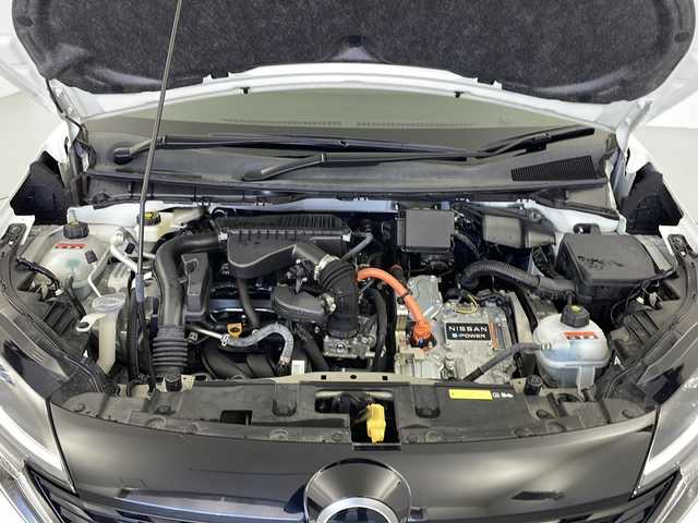 日産 オーラ G レザーエディション 岐阜県 2022(令4)年 2.7万km ピュアホワイトパール 日産コネクト9インチナビ/AM FM/Bluetooth /AppleCarPlay/AndroidAuto/USB/HDMI/BOSEサウンドシステム/レザーシート/革巻きステアリング/ステアリングリモコン/置くだけ充電機/ビルトインETC/デジタルインナーミラー/プロパイロット/レーダークルーズコントロール/横滑り防止装置/ハンドル支援/車線逸脱警報/車線逸脱防止支援/後側方車両検知/後側方衝突防止支援/エマージェンシーブレーキ/速度標識認識機能/ルート減速支援/制限速度支援/駐車支援/移動物検知/後退時車両検知警報/ふらつき警報/トレースコントロール