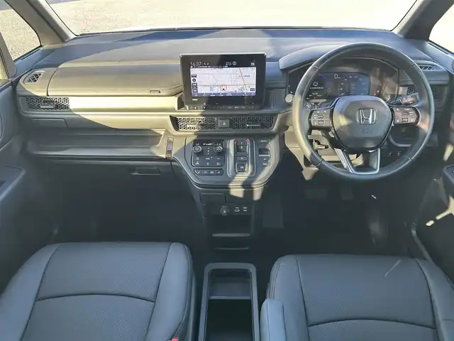 ホンダ ステップワゴン スパーダ eHEV 熊本県 2024(令6)年 0.5万km プラチナホワイトパール 純正ナビ/・BT/USB/SD/AM/FM/・フルセグTV/ホンダセンシング/バックカメラ/ビルトインETC/アダプティブクルーズコントロール/両側パワースライドドア/前後ドラレコ/D/Nシートヒーター/プッシュスタート/・スマートキー/純正AW/革調シートカバー/電動格納ミラー/・ミラーウィンカー