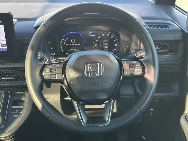 ホンダ ステップワゴン スパーダ eHEV 熊本県 2024(令6)年 0.5万km プラチナホワイトパール 純正ナビ/・BT/USB/SD/AM/FM/・フルセグTV/ホンダセンシング/バックカメラ/ビルトインETC/アダプティブクルーズコントロール/両側パワースライドドア/前後ドラレコ/D/Nシートヒーター/プッシュスタート/・スマートキー/純正AW/革調シートカバー/電動格納ミラー/・ミラーウィンカー