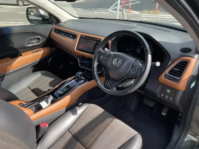 ホンダ ヴェゼル ハイブリッド Z 福岡県 2014(平26)年 10.6万km ミスティックグリーンパール (株)IDOMが運営する【じしゃロン八幡西店】の自社ローン専用車両になります。こちらは現金またはオートローンご利用時の価格です。自社ローンご希望の方は別途その旨お申付け下さい/スマートキー/純正ナビ/フルセグ/Bluetooth/バックカメラ/ハーフレザーシート/シートヒーター/クルーズコントロール/パドルシフト/LEDヘッドライト/オートライト