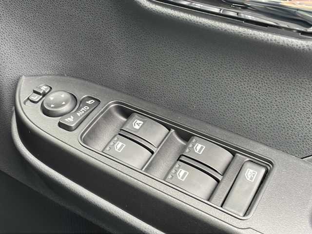 ダイハツ タント カスタム X 千葉県 2023(令5)年 1.7万km クロムグレーメタリック 純正ナビ/CD/DVD/HDMI/Bluetooth/フルセグＴＶ/バックモニター/前方ドライブレコーダー/両側パワースライドドア/前席シートヒーター/レーンキープコントロール/車線逸脱警報/衝突回避支援ブレーキ/先行車発信お知らせ/ふらつき警報/標識認識機能/オートハイビーム/ウィンカーミラー/前後コーナーセンサー/スマートキー/ハーフレザーシート/オートライト/純正アルミホイール/純正フロアマット