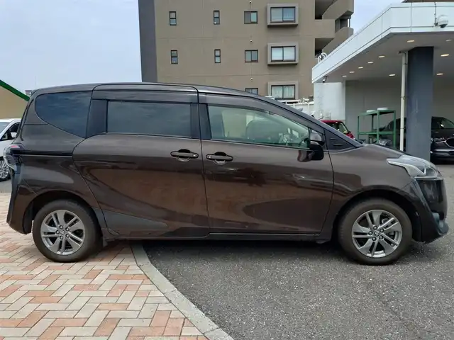 トヨタ シエンタ G 新潟県 2016(平28)年 12.3万km ヴィンテージブラウンパールクリスタルシャイン (株)IDOMが運営する【じしゃロン新潟店】の自社ローン専用車両になります。/こちらは現金またはオートローンご利用時の価格です。自社ローンご希望の方は別途その旨お申付け下さい/4WD/純正ナビ(ナビロック)/バックカメラ/ETC/プッシュスタート/両側パワースライドドア/純正フロアマット/シートヒーター(D席+N席)/横滑り防止装置/電動格納ウィンカーミラー/スマートキー/スペアキー×１