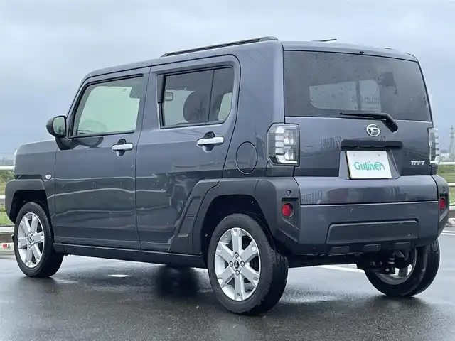 ダイハツ タフト G 佐賀県 2023(令5)年 2.3万km クロムグレーメタリック ガラスルーフ/CDオーディオ/ステアリングスイッチ/ブレーキホールド/電子パーキングブレーキ/コーナーセンサー/アイドリングストップ/革巻きステアリング/チルトステアリング/前席シートヒーター/純正LEDヘッドライト/純正15インチアルミ/プッシュスタート/スマートキー/スペアキー1本