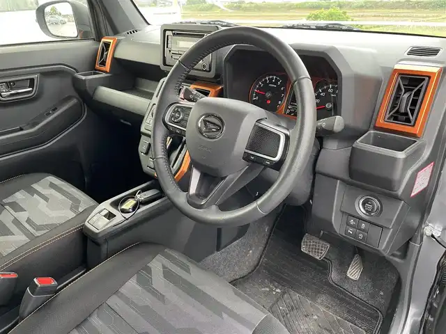 ダイハツ タフト G 佐賀県 2023(令5)年 2.3万km クロムグレーメタリック ガラスルーフ/CDオーディオ/ステアリングスイッチ/ブレーキホールド/電子パーキングブレーキ/コーナーセンサー/アイドリングストップ/革巻きステアリング/チルトステアリング/前席シートヒーター/純正LEDヘッドライト/純正15インチアルミ/プッシュスタート/スマートキー/スペアキー1本