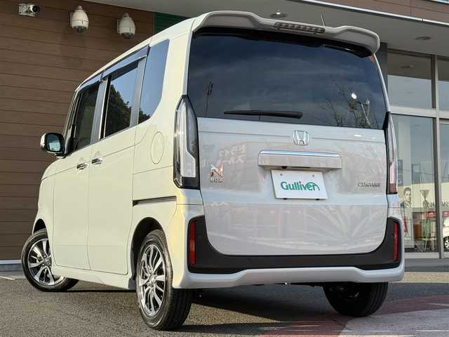 ホンダ Ｎ ＢＯＸ カスタム 香川県 2024(令6)年 1.4万km プレミアムサンライトホワイトパール ワンオーナー/純正9インチコネクトナビ/【フルセグ/CD/DVD/BT】/バック/フロントカメラ/ホンダセンシング/レーダークルーズコントロール/両側パワースライドドア/LEDヘッドライト/衝突被害軽減システム/前後コーナーセンサー/レーンキープアシスト/オーバーヘッドコンソール/革調シートカバー/シートバックテーブル/スマートキー/ビルトインETCウィンカーミラー
