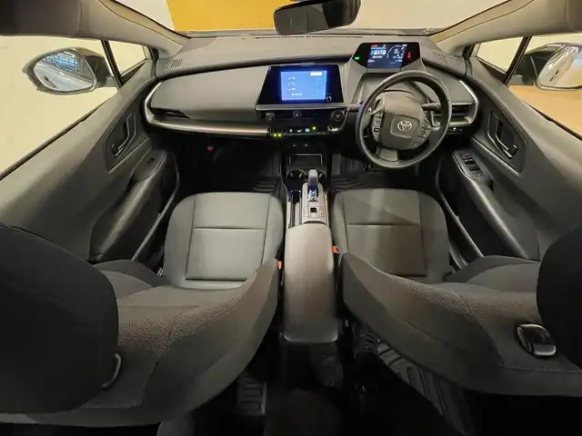 トヨタ プリウス X 群馬県 2023(令5)年 4.3万km シルバーメタリック セーフティセンス/純正ディスプレイオーディオ（ナビ機能付き）/　　BT/フルセグ/USB/Miracast/バックカメラ/レーダークルーズコントロール/LEDオートライト/オートハイビーム/コーナーセンサー/ブラインドスポットモニター/レーンアシスト/オートブレーキホールド/ステアリングスイッチ/オートリトラクタブルミラー/横滑り防止装置/サイド・カーテンエアバッグ/スマートキー/ビルトインETC2.0