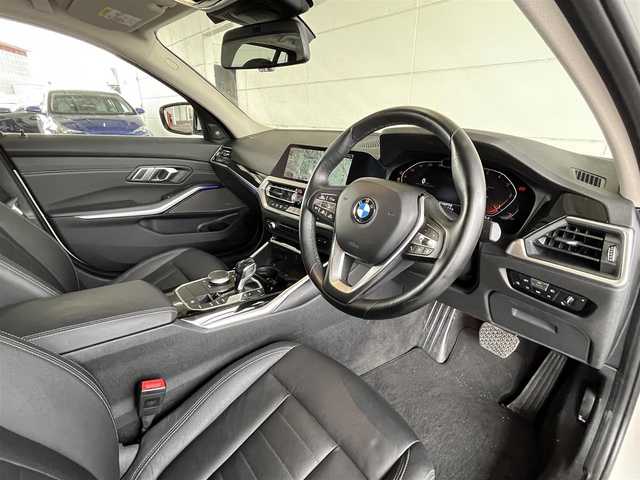 ＢＭＷ ＢＭＷ ３２０ｄ xDrive ツーリングEDジョイ+ 福島県 2021(令3)年 2.4万km アルピンホワイトⅢ 4WD/純正ナビ/・Bluetooth/フルセグTV/USB/・AppleCarPlay/AndroidAuto/パークディスタンスコントロール/アダプティブライト/防眩ハイビームアシスト/レーザーハイビーム/ジュスチャーコントロール/ヘッドアップディスプレイ/コンフォートアシスト/ステアリング＆レーンコントロールアシスト/シティーブレーキ機能付き歩行者警告システム/レーンディパーチャーウォーニング/レーンチェンジアシスト/運転支援プラス/後退アシスト/インテリパーソナルアシスト/アンビエントライト/パワーシートD/N席/シートヒーターD/N席/電動リアゲート/フットオープナー