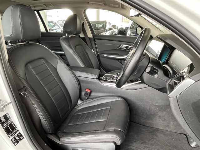 ＢＭＷ ＢＭＷ ３２０ｄ xDrive ツーリングEDジョイ+ 福島県 2021(令3)年 2.4万km アルピンホワイトⅢ 4WD/純正ナビ/・Bluetooth/フルセグTV/USB/・AppleCarPlay/AndroidAuto/パークディスタンスコントロール/アダプティブライト/防眩ハイビームアシスト/レーザーハイビーム/ジュスチャーコントロール/ヘッドアップディスプレイ/コンフォートアシスト/ステアリング＆レーンコントロールアシスト/シティーブレーキ機能付き歩行者警告システム/レーンディパーチャーウォーニング/レーンチェンジアシスト/運転支援プラス/後退アシスト/インテリパーソナルアシスト/アンビエントライト/パワーシートD/N席/シートヒーターD/N席/電動リアゲート/フットオープナー