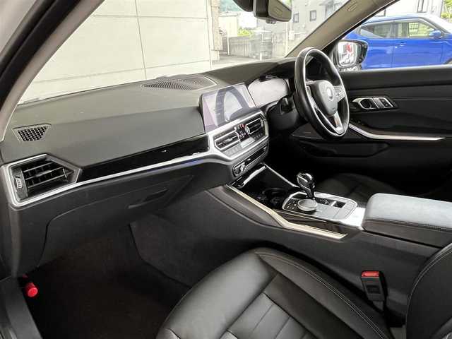 ＢＭＷ ＢＭＷ ３２０ｄ xDrive ツーリングEDジョイ+ 福島県 2021(令3)年 2.4万km アルピンホワイトⅢ 4WD/純正ナビ/・Bluetooth/フルセグTV/USB/・AppleCarPlay/AndroidAuto/パークディスタンスコントロール/アダプティブライト/防眩ハイビームアシスト/レーザーハイビーム/ジュスチャーコントロール/ヘッドアップディスプレイ/コンフォートアシスト/ステアリング＆レーンコントロールアシスト/シティーブレーキ機能付き歩行者警告システム/レーンディパーチャーウォーニング/レーンチェンジアシスト/運転支援プラス/後退アシスト/インテリパーソナルアシスト/アンビエントライト/パワーシートD/N席/シートヒーターD/N席/電動リアゲート/フットオープナー