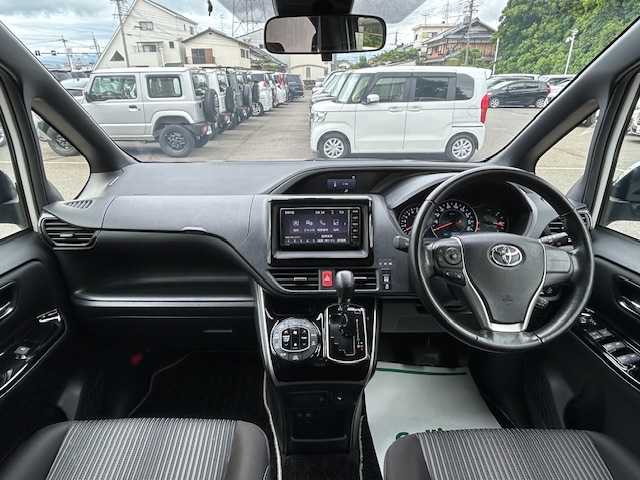 トヨタ ヴォクシー ZS 煌Ⅱ 大阪府 2020(令2)年 3万km ホワイトパールクリスタルシャイン ナビ　/地デジ　/バックカメラ　/両側パワースライドドア　/ＬＥＤヘッドライト　/オートハイビーム　/衝突軽減ブレーキ　/前後コーナーセンサー　/クルーズコントロール　/ビルトインＥＴＣ　/フロアーマット　/サイドバイザー