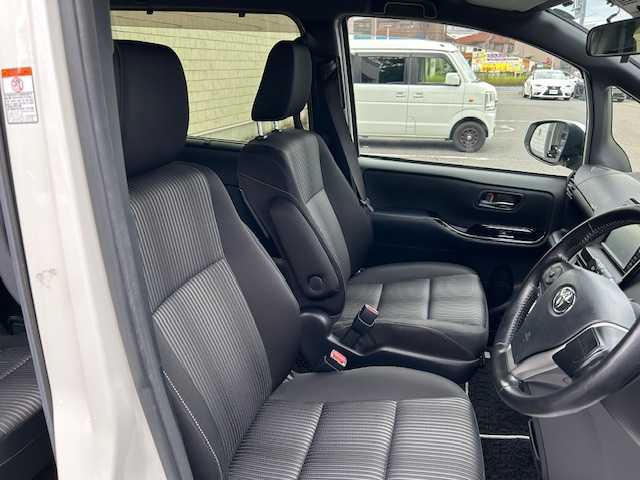 トヨタ ヴォクシー ZS 煌Ⅱ 大阪府 2020(令2)年 3万km ホワイトパールクリスタルシャイン ナビ　/地デジ　/バックカメラ　/両側パワースライドドア　/ＬＥＤヘッドライト　/オートハイビーム　/衝突軽減ブレーキ　/前後コーナーセンサー　/クルーズコントロール　/ビルトインＥＴＣ　/フロアーマット　/サイドバイザー