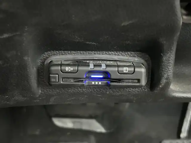ホンダ ヴェゼル G 鹿児島県 2022(令4)年 4.1万km サンドカーキパール ワンオーナー/純正ナビ/(フルセグ/Bluetooth/DVD/CD)/前後ドライブレコーダー/ETC/バックカメラ/ホンダセンシング/　・衝突軽減ブレーキ（CMBS）/　・誤発進抑制機能/　・後方誤発進抑制機能/　・近距離衝突軽減ブレーキ/　・歩行者事故低減ステアリング/　・路外逸脱抑制機能/　・渋滞追従機能付アダプティブクルーズコントロール（ACC）/　・車線維持支援システム（LKAS）/　・トラフィックジャムアシスト（渋滞運転支援機能）/　・先行車発進お知らせ機能/　・標識認識機能/　・オートハイビーム/　・パーキングセンサーシステム/電動パーキングブレーキ/オートブレーキホールド/ヘッドライトレベライザー