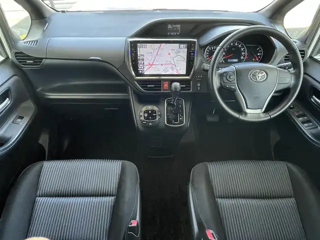 トヨタ ヴォクシー ZS 岐阜県 2014(平26)年 11.8万km ホワイトパールクリスタルシャイン (株)IDOMが運営する【じしゃロン多治見店】の自社ローン専用車両になります。こちらは現金またはオートローンご利用時の価格です。自社ローンご希望の方は別途その旨お申付け下さい。/ALPINE10インチナビ/　（Bluetooth/DVD/フルセグ）/左側パワースライドドア/TRDエアロ/ALPINEフリップダウン/バックカメラ/ETC/アイドリングストップ/オートライト/フォグランプ/ワイパーデアイサー