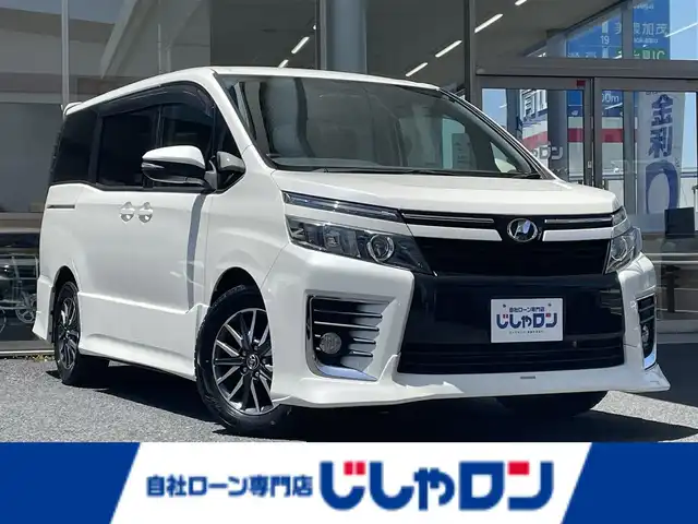 トヨタ ヴォクシー ZS 岐阜県 2014(平26)年 11.8万km ホワイトパールクリスタルシャイン (株)IDOMが運営する【じしゃロン多治見店】の自社ローン専用車両になります。こちらは現金またはオートローンご利用時の価格です。自社ローンご希望の方は別途その旨お申付け下さい。/ALPINE10インチナビ/　（Bluetooth/DVD/フルセグ）/左側パワースライドドア/TRDエアロ/ALPINEフリップダウン/バックカメラ/ETC/アイドリングストップ/オートライト/フォグランプ/ワイパーデアイサー