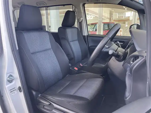 トヨタ ヴォクシー ZS 岐阜県 2014(平26)年 11.8万km ホワイトパールクリスタルシャイン (株)IDOMが運営する【じしゃロン多治見店】の自社ローン専用車両になります。こちらは現金またはオートローンご利用時の価格です。自社ローンご希望の方は別途その旨お申付け下さい。/ALPINE10インチナビ/　（Bluetooth/DVD/フルセグ）/左側パワースライドドア/TRDエアロ/ALPINEフリップダウン/バックカメラ/ETC/アイドリングストップ/オートライト/フォグランプ/ワイパーデアイサー