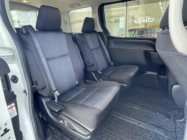 トヨタ ヴォクシー ZS 岐阜県 2014(平26)年 11.8万km ホワイトパールクリスタルシャイン (株)IDOMが運営する【じしゃロン多治見店】の自社ローン専用車両になります。こちらは現金またはオートローンご利用時の価格です。自社ローンご希望の方は別途その旨お申付け下さい。/ALPINE10インチナビ/　（Bluetooth/DVD/フルセグ）/左側パワースライドドア/TRDエアロ/ALPINEフリップダウン/バックカメラ/ETC/アイドリングストップ/オートライト/フォグランプ/ワイパーデアイサー
