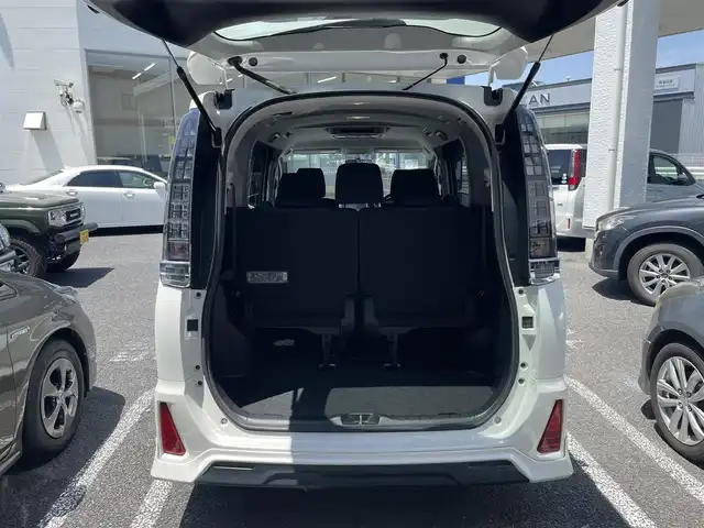 トヨタ ヴォクシー ZS 岐阜県 2014(平26)年 11.8万km ホワイトパールクリスタルシャイン (株)IDOMが運営する【じしゃロン多治見店】の自社ローン専用車両になります。こちらは現金またはオートローンご利用時の価格です。自社ローンご希望の方は別途その旨お申付け下さい。/ALPINE10インチナビ/　（Bluetooth/DVD/フルセグ）/左側パワースライドドア/TRDエアロ/ALPINEフリップダウン/バックカメラ/ETC/アイドリングストップ/オートライト/フォグランプ/ワイパーデアイサー