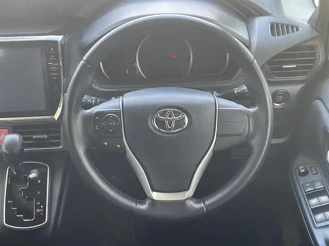 トヨタ ヴォクシー ZS 岐阜県 2014(平26)年 11.8万km ホワイトパールクリスタルシャイン (株)IDOMが運営する【じしゃロン多治見店】の自社ローン専用車両になります。こちらは現金またはオートローンご利用時の価格です。自社ローンご希望の方は別途その旨お申付け下さい。/ALPINE10インチナビ/　（Bluetooth/DVD/フルセグ）/左側パワースライドドア/TRDエアロ/ALPINEフリップダウン/バックカメラ/ETC/アイドリングストップ/オートライト/フォグランプ/ワイパーデアイサー