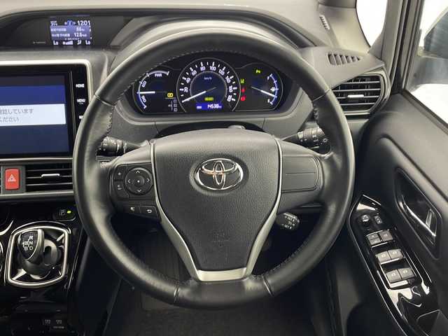 トヨタ ヴォクシー ハイブリッド V 千葉県 2020(令2)年 1.5万km ブラック 純正ナビ/　CD/DVD/Bluetooth/フルセグTV/トヨタセーフティセンス/クルーズコントロール/レーンキープアシスト/衝突軽減ブレーキ/クリアランスソナー/先行車発進警報/オートハイビーム/純正フリップダウンモニター/バックドアイージークローズ/ビルトインETC2.0/前方ドラレコ/前席シートヒーター/LEDヘッドライト/バックカメラ