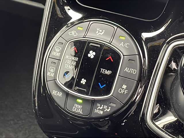トヨタ ヴォクシー ハイブリッド V 千葉県 2020(令2)年 1.5万km ブラック 純正ナビ/　CD/DVD/Bluetooth/フルセグTV/トヨタセーフティセンス/クルーズコントロール/レーンキープアシスト/衝突軽減ブレーキ/クリアランスソナー/先行車発進警報/オートハイビーム/純正フリップダウンモニター/バックドアイージークローズ/ビルトインETC2.0/前方ドラレコ/前席シートヒーター/LEDヘッドライト/バックカメラ