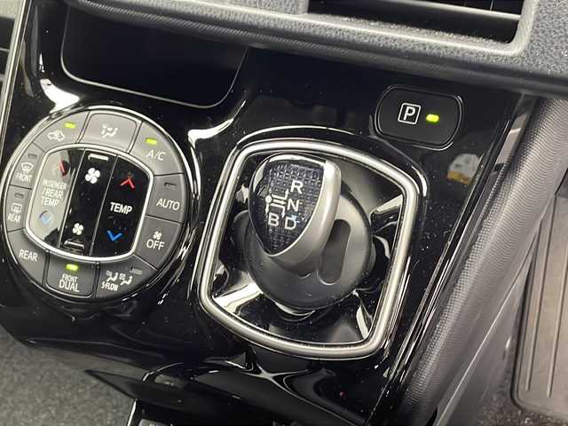 トヨタ ヴォクシー ハイブリッド V 千葉県 2020(令2)年 1.5万km ブラック 純正ナビ/　CD/DVD/Bluetooth/フルセグTV/トヨタセーフティセンス/クルーズコントロール/レーンキープアシスト/衝突軽減ブレーキ/クリアランスソナー/先行車発進警報/オートハイビーム/純正フリップダウンモニター/バックドアイージークローズ/ビルトインETC2.0/前方ドラレコ/前席シートヒーター/LEDヘッドライト/バックカメラ