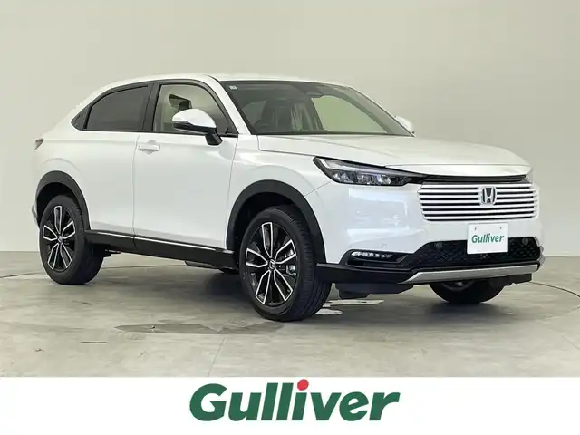 ホンダ ヴェゼル ハイブリッド e:HEV Z 千葉県 2025(令7)年 0.1千km パール 登録済未使用車/ホンダセンシング/・路外逸脱抑制機能/・標識認識機能/・車線維持支援システム/・ブラインドスポットインフォメーション/・誤発進抑制機能/・急アクセル抑制機能/・パーキングセンサーシステム/・オートハイビーム/Honda CONNECT９インチディスプレー/・USB/・フルセグTV/・Bluetooth/・Apple CarPlay/・Android Auto/バックカメラ/ハンズフリーアクセスパワーテールゲート/アダプティブクルーズコントロール/LEDオートライト/LEDシーケンシャルターンシグナルランプ/ハーフレザーシート/運転席助手席シートヒータ/純正18インチアルミホイール/革巻きステアリング/ステアリングヒーター/ETC2.0車載器/ワイヤレス充電器