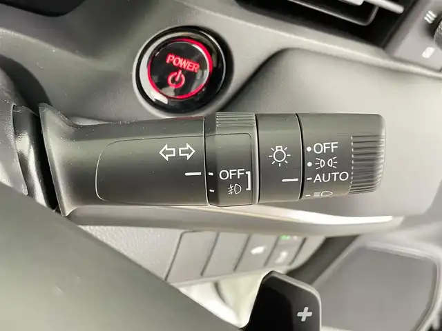 ホンダ ヴェゼル ハイブリッド e:HEV Z 千葉県 2025(令7)年 0.1千km パール 登録済未使用車/ホンダセンシング/・路外逸脱抑制機能/・標識認識機能/・車線維持支援システム/・ブラインドスポットインフォメーション/・誤発進抑制機能/・急アクセル抑制機能/・パーキングセンサーシステム/・オートハイビーム/Honda CONNECT９インチディスプレー/・USB/・フルセグTV/・Bluetooth/・Apple CarPlay/・Android Auto/バックカメラ/ハンズフリーアクセスパワーテールゲート/アダプティブクルーズコントロール/LEDオートライト/LEDシーケンシャルターンシグナルランプ/ハーフレザーシート/運転席助手席シートヒータ/純正18インチアルミホイール/革巻きステアリング/ステアリングヒーター/ETC2.0車載器/ワイヤレス充電器