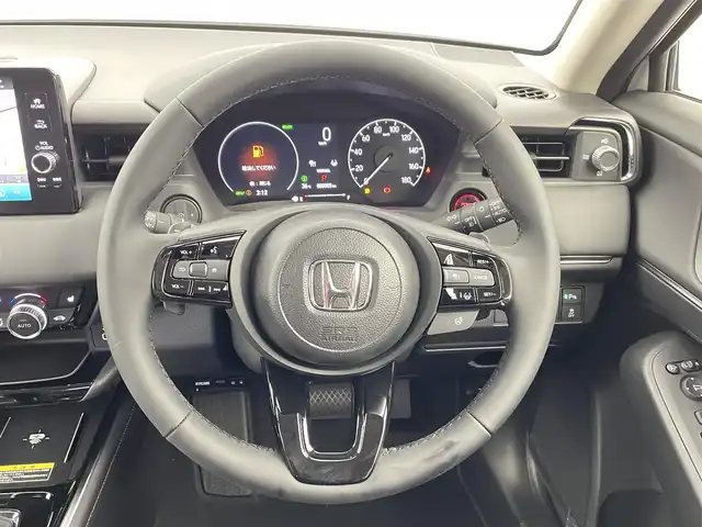 ホンダ ヴェゼル ハイブリッド e:HEV Z 千葉県 2025(令7)年 0.1千km パール 登録済未使用車/ホンダセンシング/・路外逸脱抑制機能/・標識認識機能/・車線維持支援システム/・ブラインドスポットインフォメーション/・誤発進抑制機能/・急アクセル抑制機能/・パーキングセンサーシステム/・オートハイビーム/Honda CONNECT９インチディスプレー/・USB/・フルセグTV/・Bluetooth/・Apple CarPlay/・Android Auto/バックカメラ/ハンズフリーアクセスパワーテールゲート/アダプティブクルーズコントロール/LEDオートライト/LEDシーケンシャルターンシグナルランプ/ハーフレザーシート/運転席助手席シートヒータ/純正18インチアルミホイール/革巻きステアリング/ステアリングヒーター/ETC2.0車載器/ワイヤレス充電器