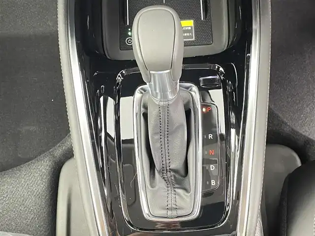 ホンダ ヴェゼル ハイブリッド e:HEV Z 千葉県 2025(令7)年 0.1千km パール 登録済未使用車/ホンダセンシング/・路外逸脱抑制機能/・標識認識機能/・車線維持支援システム/・ブラインドスポットインフォメーション/・誤発進抑制機能/・急アクセル抑制機能/・パーキングセンサーシステム/・オートハイビーム/Honda CONNECT９インチディスプレー/・USB/・フルセグTV/・Bluetooth/・Apple CarPlay/・Android Auto/バックカメラ/ハンズフリーアクセスパワーテールゲート/アダプティブクルーズコントロール/LEDオートライト/LEDシーケンシャルターンシグナルランプ/ハーフレザーシート/運転席助手席シートヒータ/純正18インチアルミホイール/革巻きステアリング/ステアリングヒーター/ETC2.0車載器/ワイヤレス充電器