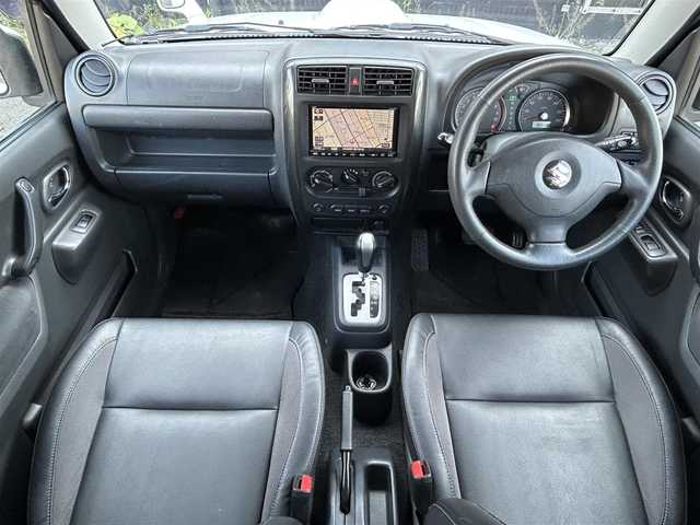 スズキ ジムニー クロスアドベンチャー XC 道東・釧路十勝 2010(平22)年 15.9万km パールホワイト 4WD/ターボエンジン/レザーシート/革巻きステアリング/社外SDナビ/フルセグTV/16インチAW/背面タイヤ/夏タイヤ積込み/シートヒーター(D席)/パワーウィンドウ/パワーステアリング/純正タイヤキャップ/純正フロアマット/社外ドアバイザー/取扱説明書/保証書