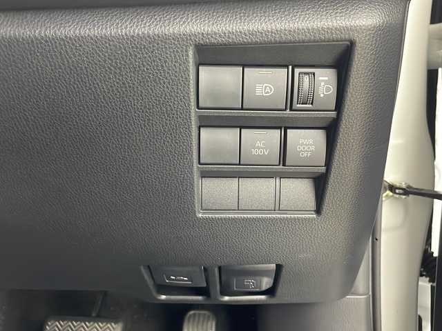 トヨタ ヴォクシー ハイブリッド S－Z 千葉県 2022(令4)年 4万km ホワイトパールクリスタルシャイン セーフティセンス（衝突回避支援パッケージ）/・プリクラッシュセーフティ/・レーダープリクラッシュアラート/・オートマチックハイビーム/・ドライバー異常時対応システム/・プロアクティブドライビングアシスト/・発進遅れ告知機能/・レーントレーシングアシスト/・レーダークルーズコントロール/・ロードサインアシスト/ディスプレイオーディオプラス/・10.5インチディスプレイオーディオ/・メモリーナビ/地デジTV/・DVD/CD/USB/HDMI/・Apple CarPlay／Android Auto/・ETC2.0/・バックカメラ/両側パワースライドドア/AC100V電源/LEDヘッドライト/前後コーナーセンサー/ハーフレザーシート/スマートキー