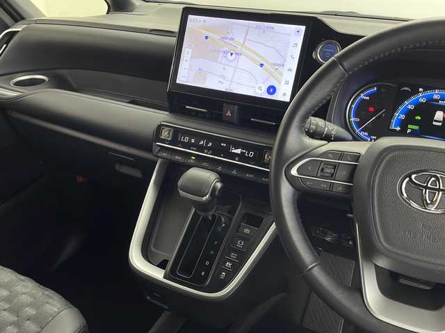 トヨタ ヴォクシー ハイブリッド S－Z 千葉県 2022(令4)年 4万km ホワイトパールクリスタルシャイン セーフティセンス（衝突回避支援パッケージ）/・プリクラッシュセーフティ/・レーダープリクラッシュアラート/・オートマチックハイビーム/・ドライバー異常時対応システム/・プロアクティブドライビングアシスト/・発進遅れ告知機能/・レーントレーシングアシスト/・レーダークルーズコントロール/・ロードサインアシスト/ディスプレイオーディオプラス/・10.5インチディスプレイオーディオ/・メモリーナビ/地デジTV/・DVD/CD/USB/HDMI/・Apple CarPlay／Android Auto/・ETC2.0/・バックカメラ/両側パワースライドドア/AC100V電源/LEDヘッドライト/前後コーナーセンサー/ハーフレザーシート/スマートキー