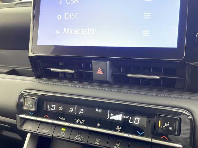 トヨタ ヴォクシー ハイブリッド S－Z 千葉県 2022(令4)年 4万km ホワイトパールクリスタルシャイン セーフティセンス（衝突回避支援パッケージ）/・プリクラッシュセーフティ/・レーダープリクラッシュアラート/・オートマチックハイビーム/・ドライバー異常時対応システム/・プロアクティブドライビングアシスト/・発進遅れ告知機能/・レーントレーシングアシスト/・レーダークルーズコントロール/・ロードサインアシスト/ディスプレイオーディオプラス/・10.5インチディスプレイオーディオ/・メモリーナビ/地デジTV/・DVD/CD/USB/HDMI/・Apple CarPlay／Android Auto/・ETC2.0/・バックカメラ/両側パワースライドドア/AC100V電源/LEDヘッドライト/前後コーナーセンサー/ハーフレザーシート/スマートキー