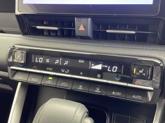 トヨタ ヴォクシー ハイブリッド S－Z 千葉県 2022(令4)年 4万km ホワイトパールクリスタルシャイン セーフティセンス（衝突回避支援パッケージ）/・プリクラッシュセーフティ/・レーダープリクラッシュアラート/・オートマチックハイビーム/・ドライバー異常時対応システム/・プロアクティブドライビングアシスト/・発進遅れ告知機能/・レーントレーシングアシスト/・レーダークルーズコントロール/・ロードサインアシスト/ディスプレイオーディオプラス/・10.5インチディスプレイオーディオ/・メモリーナビ/地デジTV/・DVD/CD/USB/HDMI/・Apple CarPlay／Android Auto/・ETC2.0/・バックカメラ/両側パワースライドドア/AC100V電源/LEDヘッドライト/前後コーナーセンサー/ハーフレザーシート/スマートキー