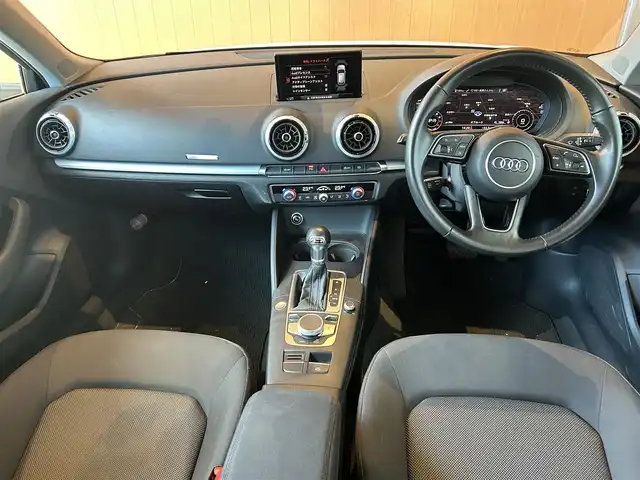 アウディ Ａ３ スポーツバック 1．4 TFSI 高知県 2018(平30)年 3.7万km グレイシアホワイトメタリック 純正HDDナビ/【CD/DVD/BT/フルセグTV】/バックカメラ/アダプティブクルーズコントロール(追従走行有り)/バーチャルコックピット/アクティブレーンアシスト/横滑り防止/コーナー、バックセンサー/ETC/ドライブレコーダー/オートワイパー/オートライト/オートハイビーム/純正LEDライト/スマートキー/プッシュスタート/MTモード付きAT/アイドリングストップ/純正アルミホイール 16インチ/純正フロアマット