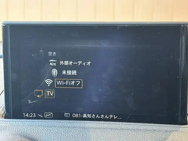 アウディ Ａ３ スポーツバック 1．4 TFSI 高知県 2018(平30)年 3.7万km グレイシアホワイトメタリック 純正HDDナビ/【CD/DVD/BT/フルセグTV】/バックカメラ/アダプティブクルーズコントロール(追従走行有り)/バーチャルコックピット/アクティブレーンアシスト/横滑り防止/コーナー、バックセンサー/ETC/ドライブレコーダー/オートワイパー/オートライト/オートハイビーム/純正LEDライト/スマートキー/プッシュスタート/MTモード付きAT/アイドリングストップ/純正アルミホイール 16インチ/純正フロアマット