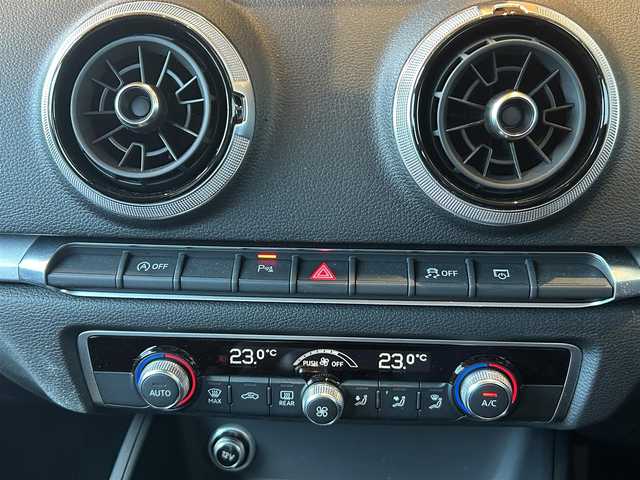 アウディ Ａ３ スポーツバック 1．4 TFSI 高知県 2018(平30)年 3.7万km グレイシアホワイトメタリック 純正HDDナビ/【CD/DVD/BT/フルセグTV】/バックカメラ/アダプティブクルーズコントロール(追従走行有り)/バーチャルコックピット/アクティブレーンアシスト/横滑り防止/コーナー、バックセンサー/ETC/ドライブレコーダー/オートワイパー/オートライト/オートハイビーム/純正LEDライト/スマートキー/プッシュスタート/MTモード付きAT/アイドリングストップ/純正アルミホイール 16インチ/純正フロアマット