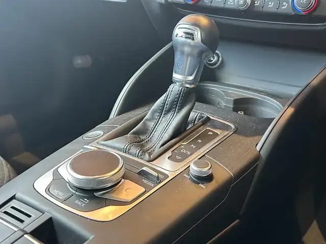 アウディ Ａ３ スポーツバック 1．4 TFSI 高知県 2018(平30)年 3.7万km グレイシアホワイトメタリック 純正HDDナビ/【CD/DVD/BT/フルセグTV】/バックカメラ/アダプティブクルーズコントロール(追従走行有り)/バーチャルコックピット/アクティブレーンアシスト/横滑り防止/コーナー、バックセンサー/ETC/ドライブレコーダー/オートワイパー/オートライト/オートハイビーム/純正LEDライト/スマートキー/プッシュスタート/MTモード付きAT/アイドリングストップ/純正アルミホイール 16インチ/純正フロアマット