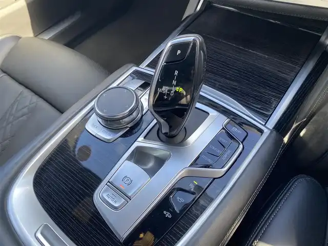 ＢＭＷ ７４０Ｌd xDrive Mスポーツ 福岡県 2019(平31)年 5.3万km 白 ・サンルーフ/・アクティブクルーズコントロール/・純正ナビ／ＢＴ／ＵＳＢ／ｃａｒｐｌａｙ/・全方位カメラ/・黒革/シートヒーター／エアシート/・フルセグ/・ETC/・純正20AW/・後席モニター/・サンシェード/・エアサスペンション/・保証書/・取扱説明書