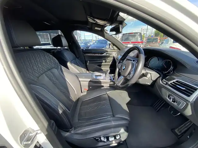 ＢＭＷ ７４０Ｌd xDrive Mスポーツ 福岡県 2019(平31)年 5.3万km 白 ・サンルーフ/・アクティブクルーズコントロール/・純正ナビ／ＢＴ／ＵＳＢ／ｃａｒｐｌａｙ/・全方位カメラ/・黒革/シートヒーター／エアシート/・フルセグ/・ETC/・純正20AW/・後席モニター/・サンシェード/・エアサスペンション/・保証書/・取扱説明書