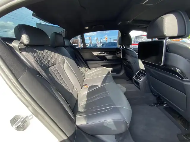 ＢＭＷ ７４０Ｌd xDrive Mスポーツ 福岡県 2019(平31)年 5.3万km 白 ・サンルーフ/・アクティブクルーズコントロール/・純正ナビ／ＢＴ／ＵＳＢ／ｃａｒｐｌａｙ/・全方位カメラ/・黒革/シートヒーター／エアシート/・フルセグ/・ETC/・純正20AW/・後席モニター/・サンシェード/・エアサスペンション/・保証書/・取扱説明書