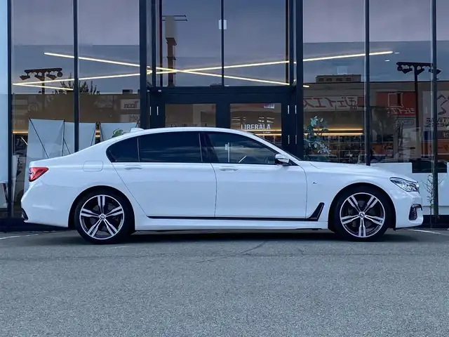 ＢＭＷ ７４０Ｌd xDrive Mスポーツ 福岡県 2019(平31)年 5.3万km 白 ・サンルーフ/・アクティブクルーズコントロール/・純正ナビ／ＢＴ／ＵＳＢ／ｃａｒｐｌａｙ/・全方位カメラ/・黒革/シートヒーター／エアシート/・フルセグ/・ETC/・純正20AW/・後席モニター/・サンシェード/・エアサスペンション/・保証書/・取扱説明書