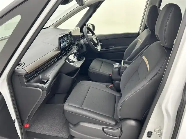 日産 セレナ e－パワー ハイウェイスター V 熊本県 2025(令7)年 0.1千km プリズムホワイト 登録済未使用車/純正ナビ（ＡｐｐｌＣａｒＰｌａｙ・ＡｎｄｒｏｉｄＡｕｔｏ・フルセグ・ＢＴ・ＵＳＢ）/純正フリップダウンモニター/ビルトインＥＴＣ２．０/純正前後ドライブレコーダー　/両側パワースライドドア　/レーダークルーズコントロール/衝突軽減ブレーキ/レーンキープアシスト/横滑り防止/プロパイロット/ブラインドスポットモニター/先行車発進お知らせ機能/標識認識機能/踏み間違い衝突防止/インテリジェントルームミラー/置くだけ充電/ステアリングヒーター/前後クリアランスソナー/純正16インチAW/オートライト/オートマチックハイビーム/LEDヘッドライト/スマートキー/プッシュスタート/スペアキー1本