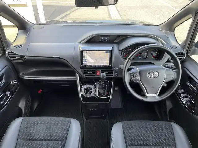 トヨタ ヴォクシー ZS 煌Ⅲ 東京都 2021(令3)年 3.6万km ブラック ９型ＡＬＰＩＮＥナビ　/ＡＬＰＩＮＥ後席モニター　/両側電動スライドドア　/ＥＴＣ　/ＬＥＤヘッドライト　/ＬＥＤフォグライト　/ハーフレザーシート　/フルセグ　/純正アルミ/純正フロアマット　/クルーズコントロールシステム/衝突軽減ブレーキ/Bluetooth