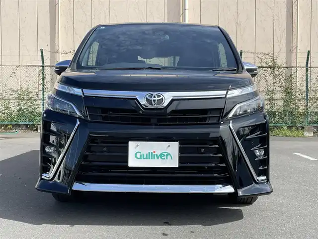 トヨタ ヴォクシー ZS 煌Ⅲ 東京都 2021(令3)年 3.6万km ブラック ９型ＡＬＰＩＮＥナビ　/ＡＬＰＩＮＥ後席モニター　/両側電動スライドドア　/ＥＴＣ　/ＬＥＤヘッドライト　/ＬＥＤフォグライト　/ハーフレザーシート　/フルセグ　/純正アルミ/純正フロアマット　/クルーズコントロールシステム/衝突軽減ブレーキ/Bluetooth