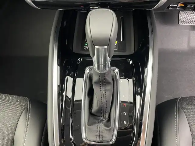 ホンダ ヴェゼル ハイブリッド e:HEV Z 富山県 2025(令7)年 0.1千km クリスタルブラックパール 登録済未使用車/9インチHonda CONNECTディスプレイ/（AM/FM/USB/BT/AppleCarPlay/AndroidAuto）/フルセグTV/バックカメラ/アダプティブクルーズコントロール/衝突被害軽減ブレーキ/レーンキープアシスト/オートマチックハイビーム/LEDヘッドライト/クリアランスソナー/ブラインドスポットモニター/電動リアゲート/ハーフレザーシート/前席シートヒーター/ビルトインETC2.0/置くだけ充電/スマートキー×２/プッシュスタート/パドルシフト/取扱説明書/保証書