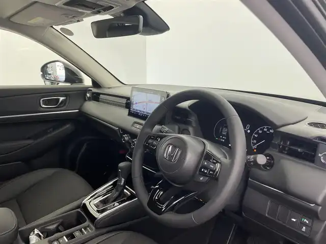 ホンダ ヴェゼル ハイブリッド e:HEV Z 富山県 2025(令7)年 0.1千km クリスタルブラックパール 登録済未使用車/9インチHonda CONNECTディスプレイ/（AM/FM/USB/BT/AppleCarPlay/AndroidAuto）/フルセグTV/バックカメラ/アダプティブクルーズコントロール/衝突被害軽減ブレーキ/レーンキープアシスト/オートマチックハイビーム/LEDヘッドライト/クリアランスソナー/ブラインドスポットモニター/電動リアゲート/ハーフレザーシート/前席シートヒーター/ビルトインETC2.0/置くだけ充電/スマートキー×２/プッシュスタート/パドルシフト/取扱説明書/保証書