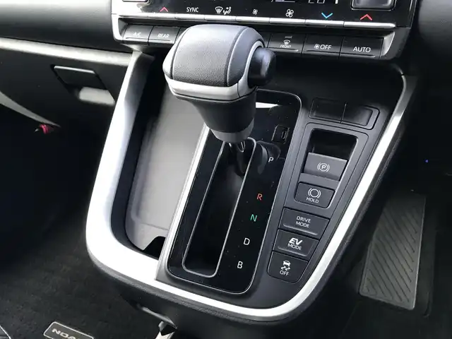 トヨタ ノア ハイブリッド S－Z 鳥取県 2023(令5)年 2.7万km アティチュードブラックマイカ 10.5インチディスプレイオーディオ/ナビ/BT/USB/Mira/バックカメラ・ETC２．０/トヨタセーフティセンス/アドバンストドライブ/ブラインドスポットモニター/モデリスタエアロパーツ/フロント/サイド/リア/快適利便パッケージHi/前席2列目シートヒーター/2列目オットマンシート/パワーバックドア/両側パワースライドドア/ハーフレザーシート/3眼プロジェクター式LEDヘットライト/フォグライト/純正17インチアルミホイール/プッシュエンジンスタート/スマートキー