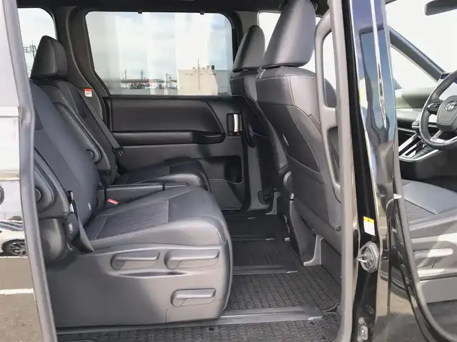 トヨタ ノア ハイブリッド S－Z 鳥取県 2023(令5)年 2.7万km アティチュードブラックマイカ 10.5インチディスプレイオーディオ/ナビ/BT/USB/Mira/バックカメラ・ETC２．０/トヨタセーフティセンス/アドバンストドライブ/ブラインドスポットモニター/モデリスタエアロパーツ/フロント/サイド/リア/快適利便パッケージHi/前席2列目シートヒーター/2列目オットマンシート/パワーバックドア/両側パワースライドドア/ハーフレザーシート/3眼プロジェクター式LEDヘットライト/フォグライト/純正17インチアルミホイール/プッシュエンジンスタート/スマートキー